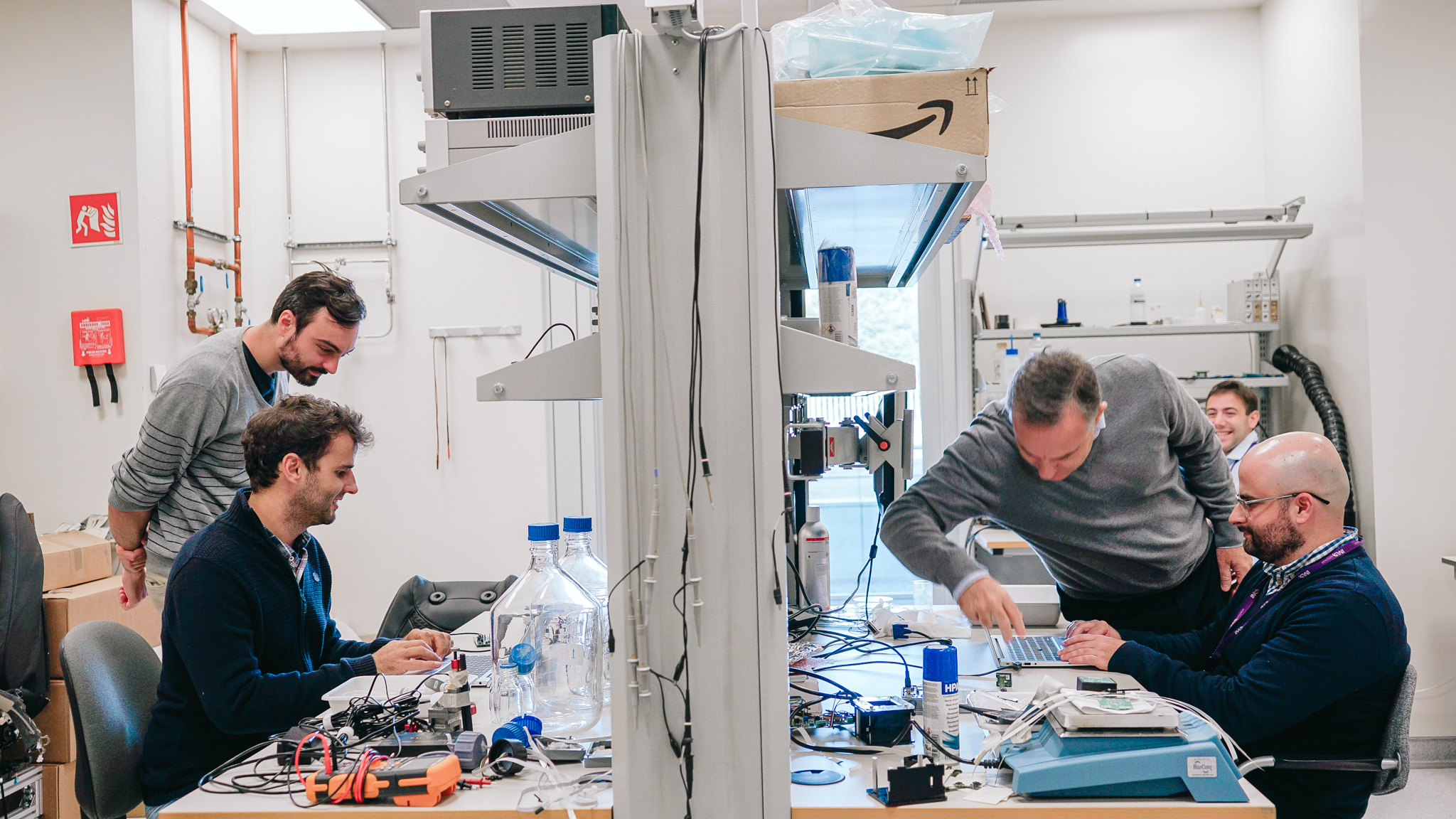 Reading neurochemical signals with integrated graphene–CMOS