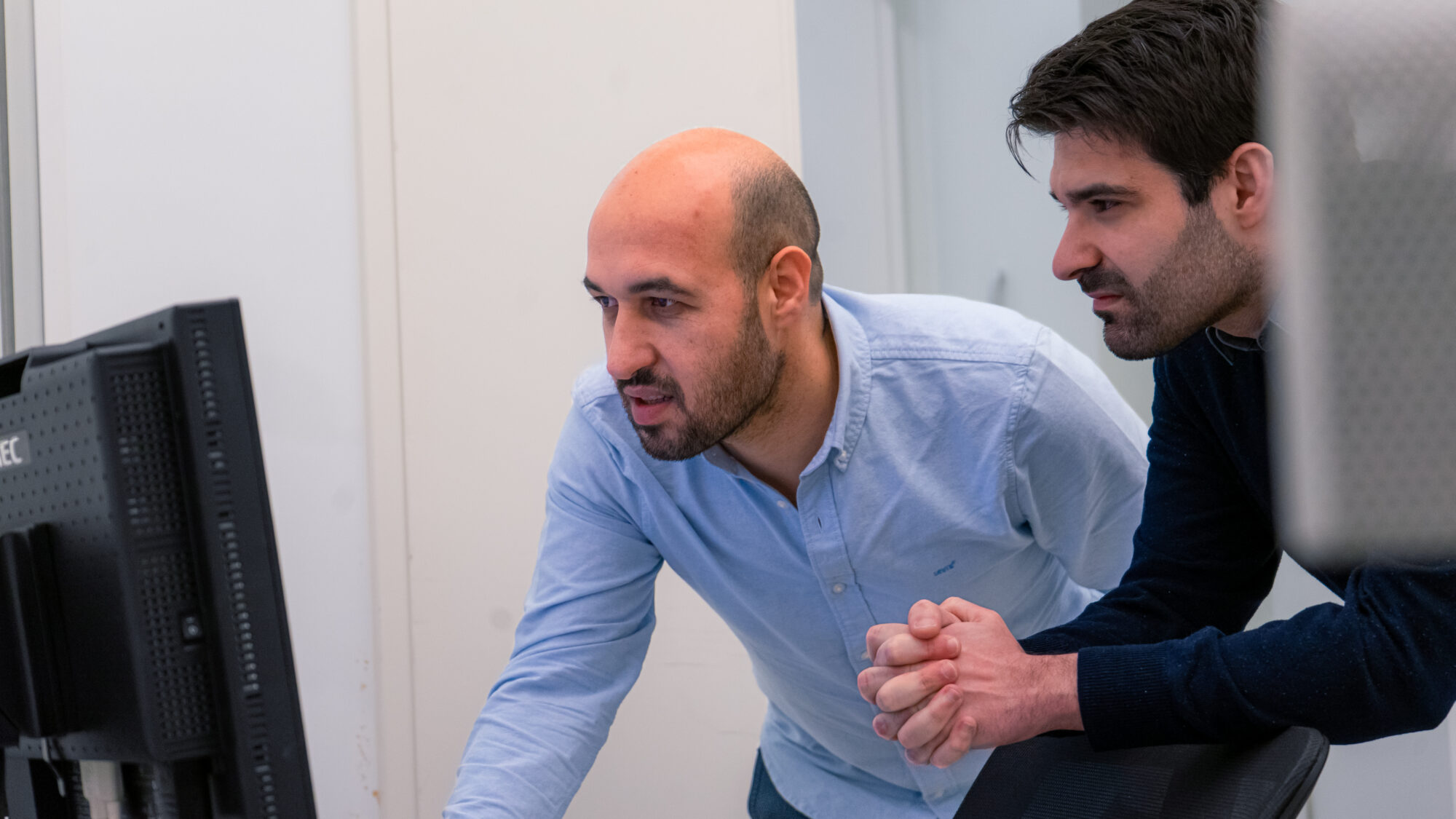 Seeing the invisible: How electron microscopy reveals the hidden structure of battery electrodes